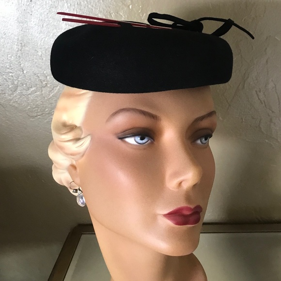SWANKY 1940s' BLACK FELT TILT HAT WITH RED BAKELITE TRIM - Picture 8 of 12